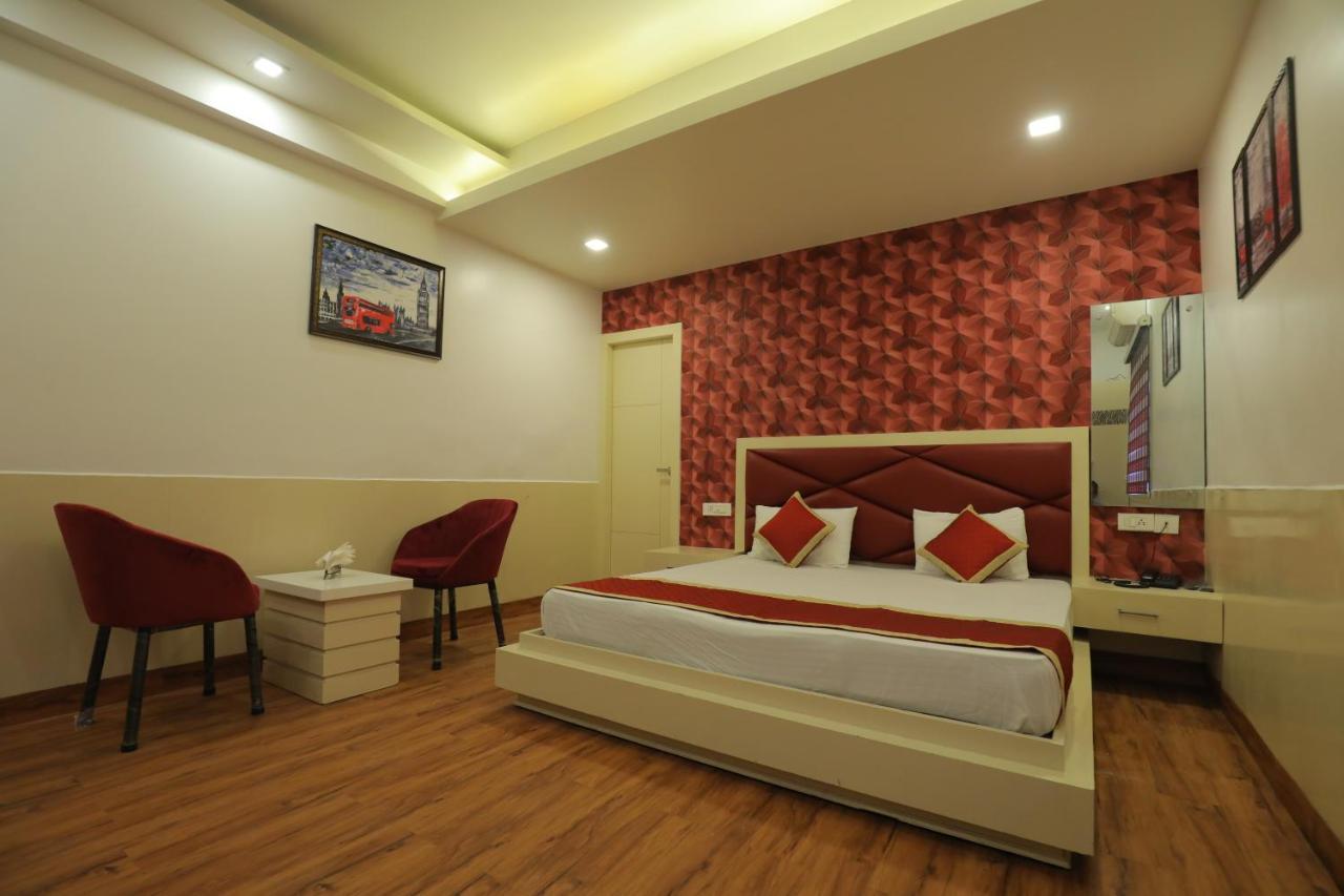 آغْرا Hotel Sahib'S Red Carpet - The Family & Corporate Hotel المظهر الخارجي الصورة