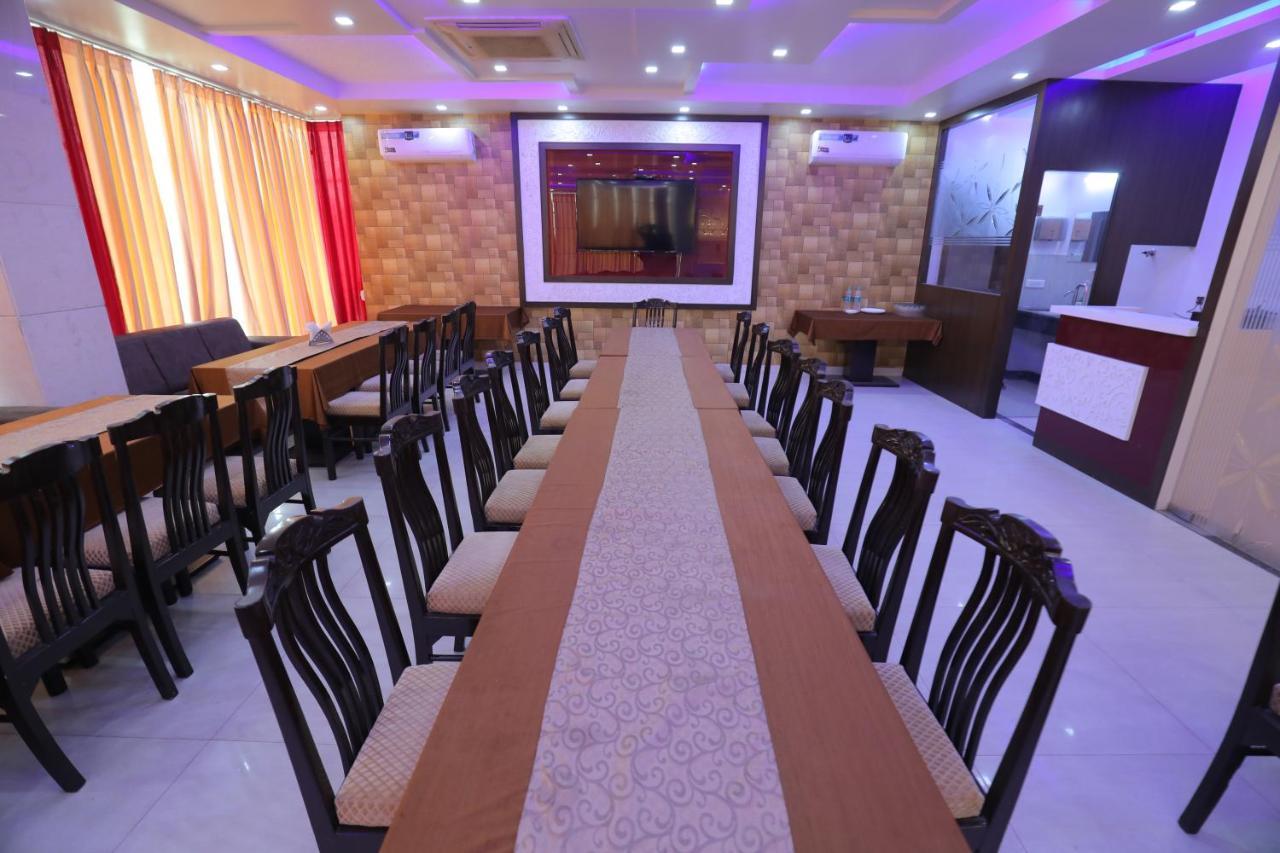 آغْرا Hotel Sahib'S Red Carpet - The Family & Corporate Hotel المظهر الخارجي الصورة