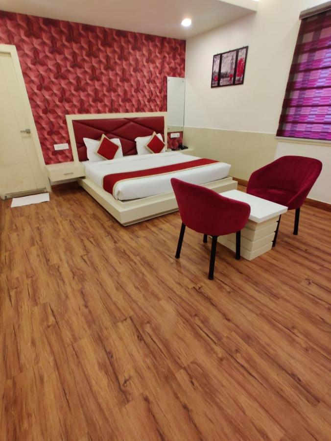 آغْرا Hotel Sahib'S Red Carpet - The Family & Corporate Hotel المظهر الخارجي الصورة