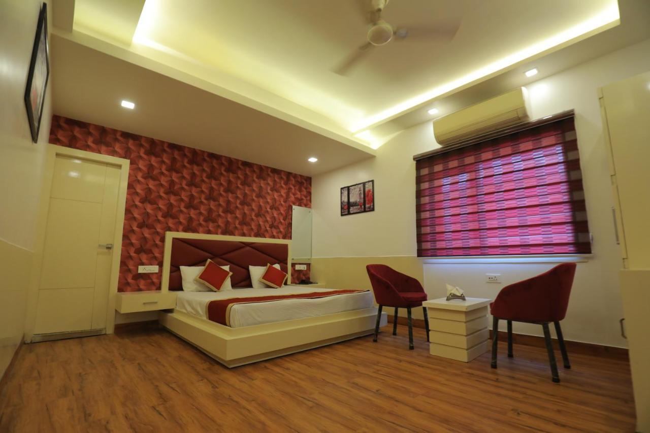 آغْرا Hotel Sahib'S Red Carpet - The Family & Corporate Hotel المظهر الخارجي الصورة