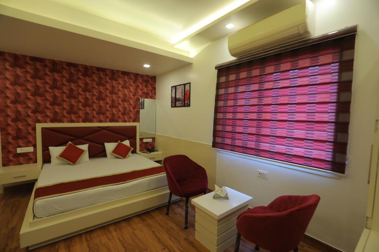 آغْرا Hotel Sahib'S Red Carpet - The Family & Corporate Hotel المظهر الخارجي الصورة